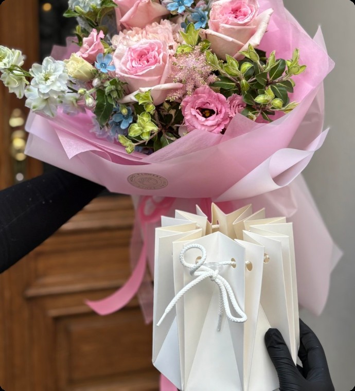 As the order is confirmed, we prepare the bouquet for transportation and put it on the aquabox